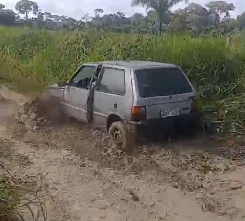O invencível: Fiat Uno consegue enfrentar ramal cheio de lama no interior do Acre; VÍDEO