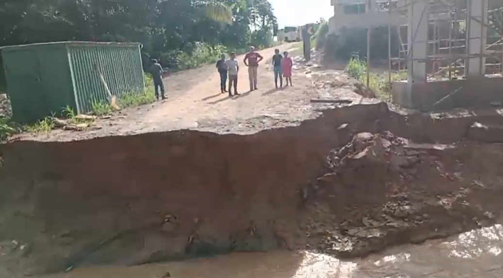 VÍDEO: correnteza forte do igarapé Redenção deixa moradores da Jarbas Passarinho ilhados