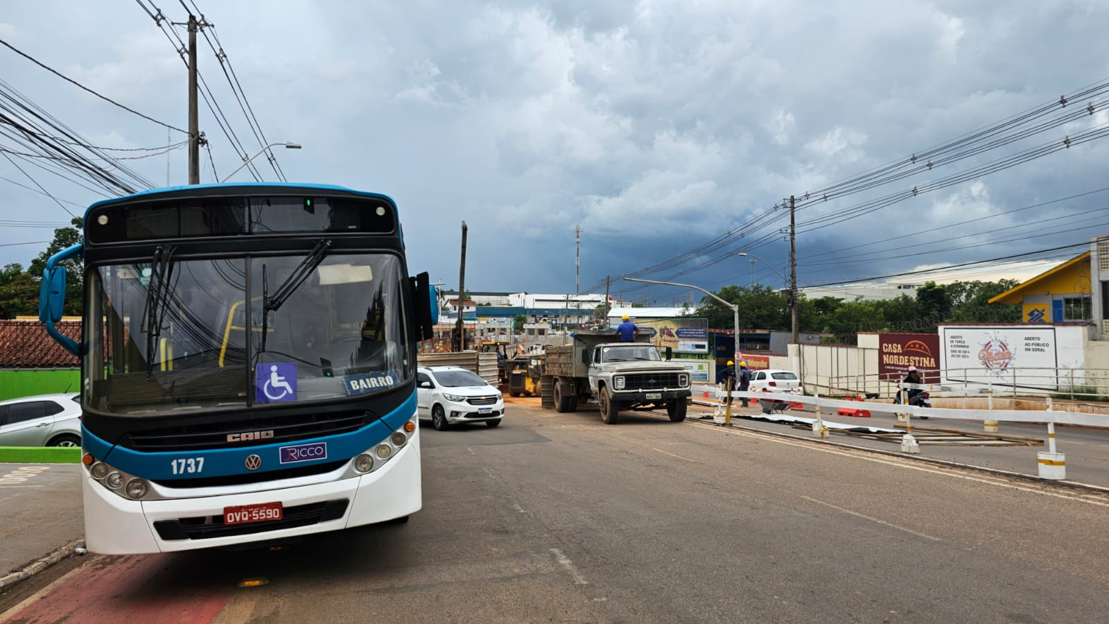 Ônibus quebra próximo às obras de viaduto da AABB e gera congestionamento