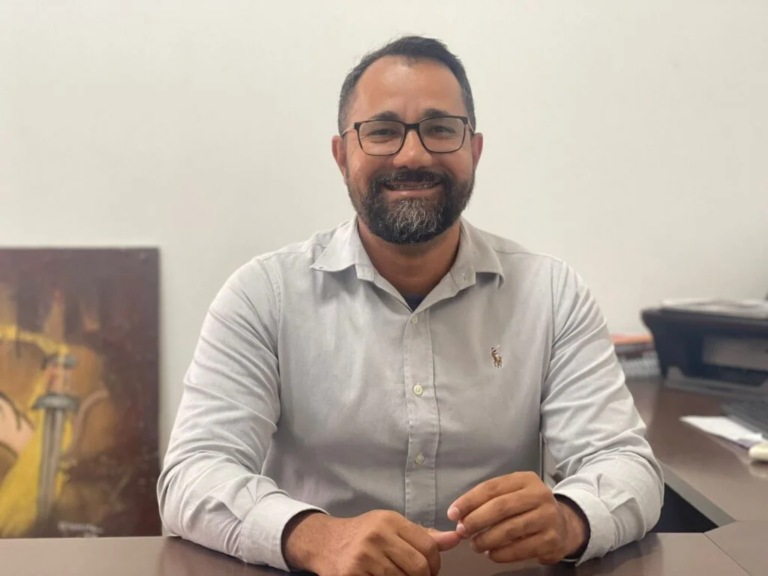 Primeiro prefeito LGBTQIAP+ do Acre toma posse dia 1º e vai receber faixa das mãos da sua mãe