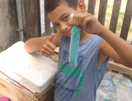 Garoto de 10 anos vende refrescos para ajudar a família e sonha com festa de aniversário