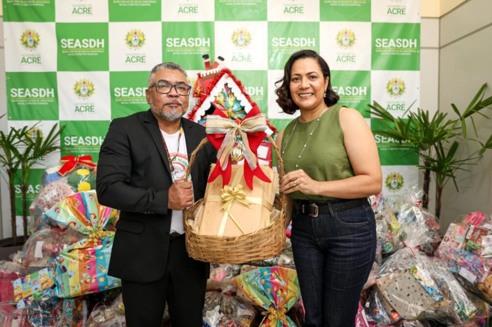 Mailza entrega mais de 800 brinquedos arrecadados para a campanha Papai Noel dos Correios 2024