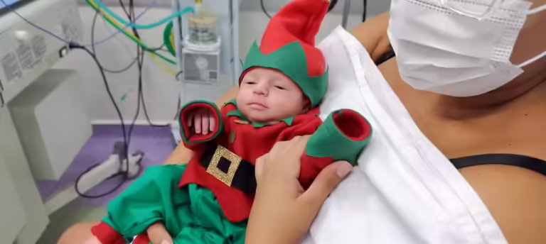 Recém-nascidos internados em UTI ganham fantasia de Natal em hospital