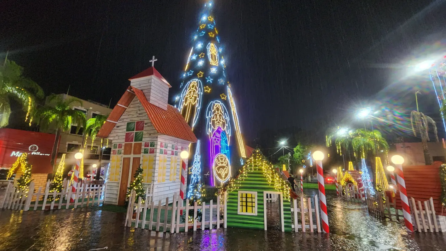 Governo divulga nota sobre incêndio que atingiu árvore de Natal no centro de Rio Branco