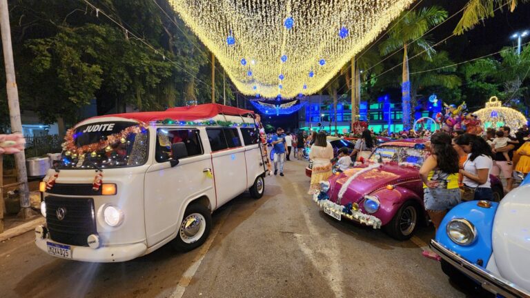 Carros, motos e bicicletas ornamentadas desfilam em carreata de Natal na capital nesta sexta-feira