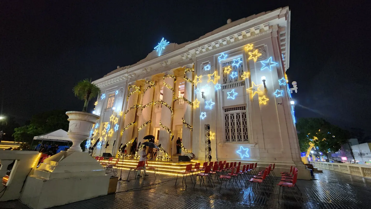 Mesmo com chuva, Gladson acende as luzes de Natal no Palácio Rio Branco; ASSISTA