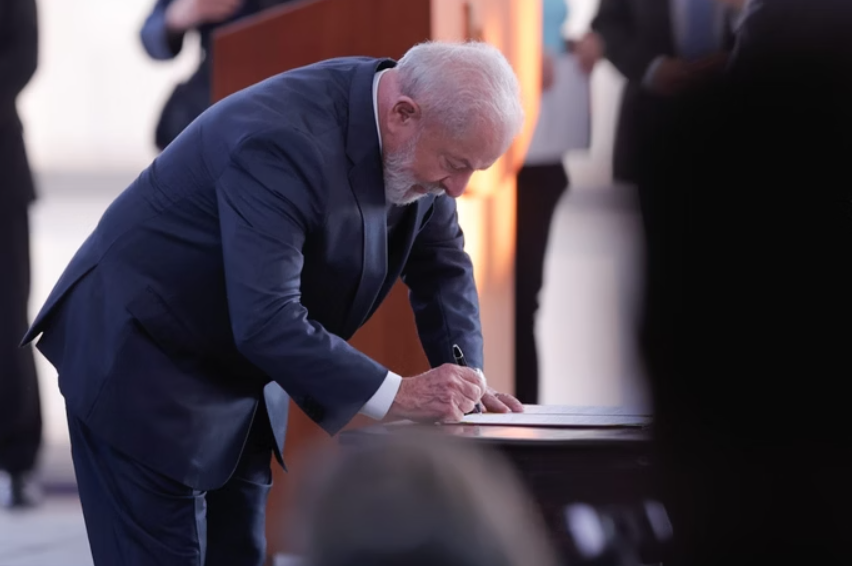 Lula sanciona regra que limita aumento do salário mínimo