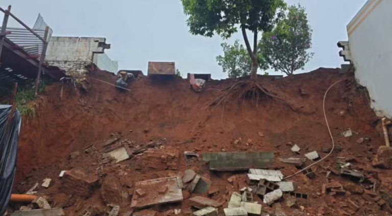 Túmulos desmoronam após deslizamento de terra em cemitério
