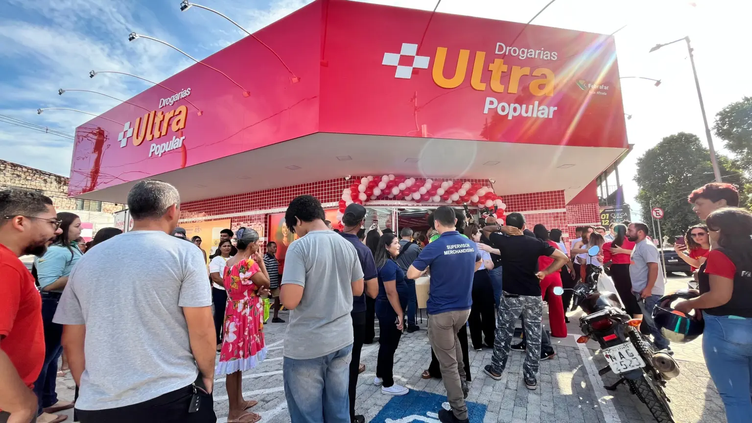 Grupo J Cruz inaugura nova unidade Ultra Popular e entrega casa a ganhadora de sorteio