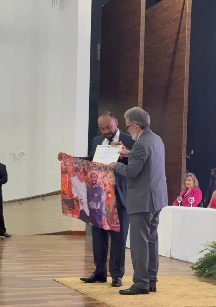 Chorando, vereador eleito recebe diplomação com foto do pai que morreu quase 1 mês após as eleições