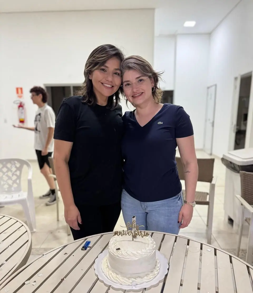 Arquiteta Carol Castro comemora aniversário ao lado da esposa, Jéssica Sales e de amigos