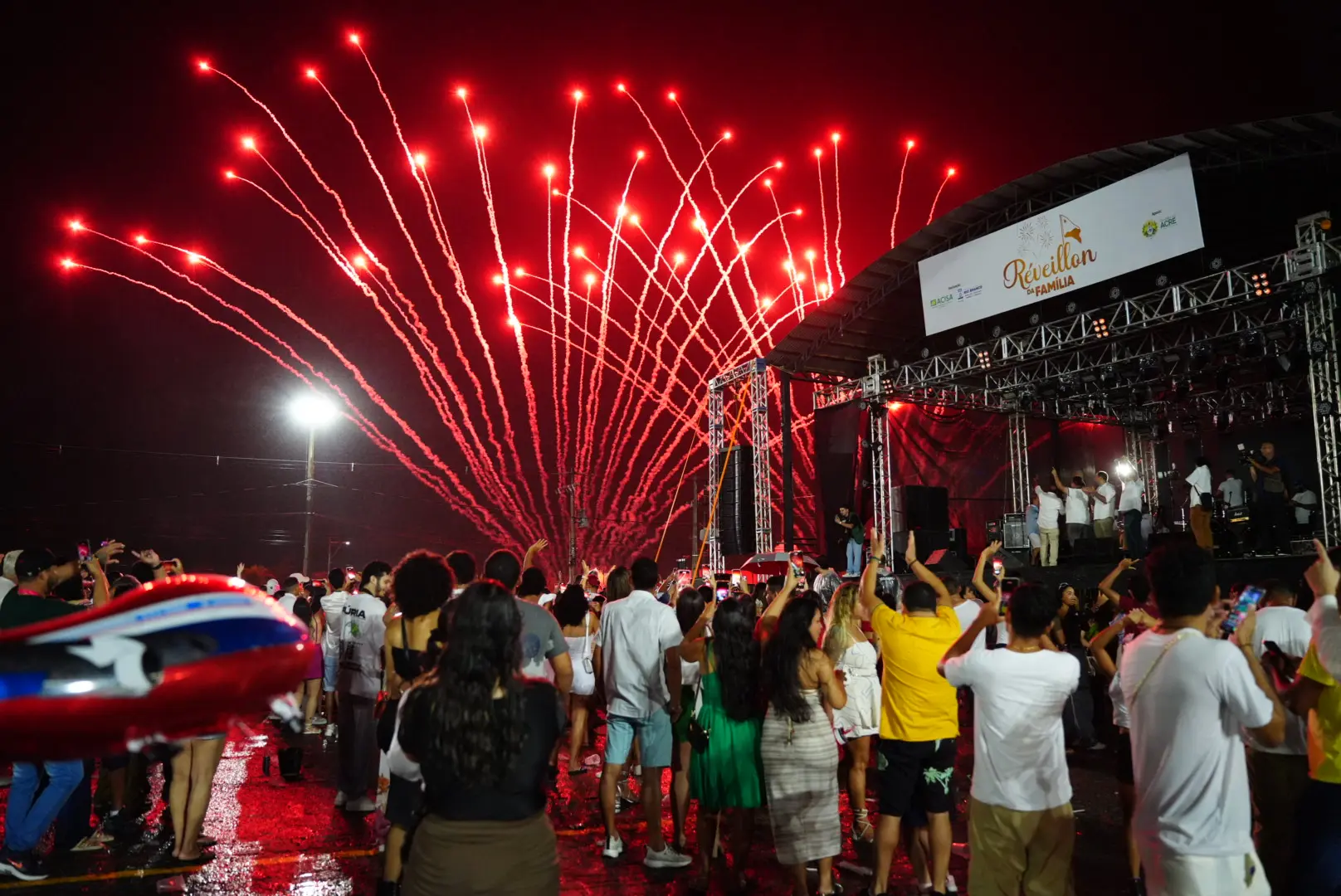 Feliz 2025! Milhares de pessoas passam a virada do ano no Réveillon do Arena da Floresta