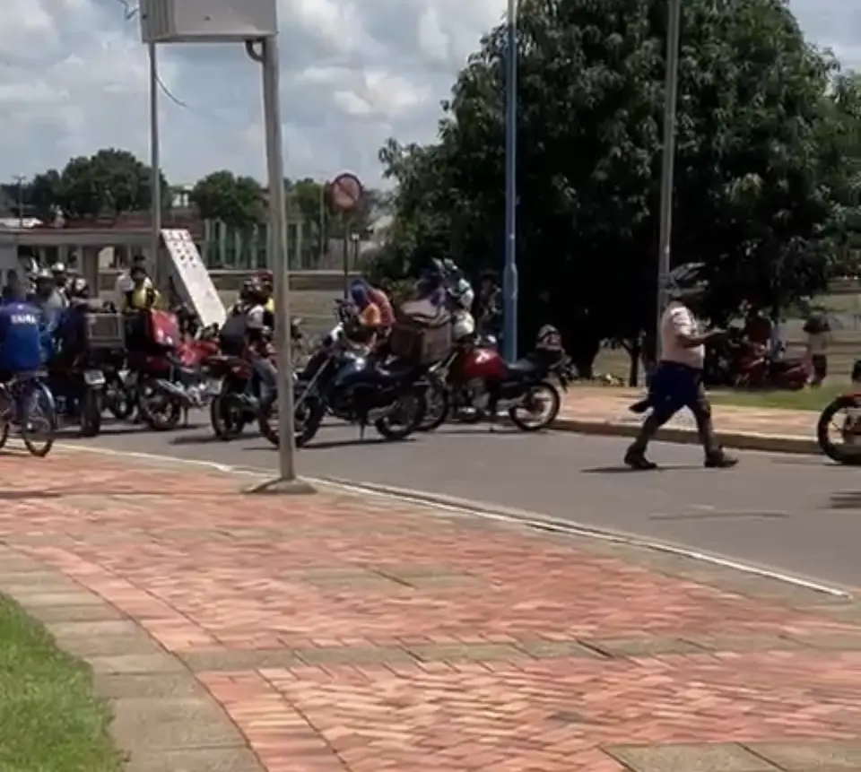 Ponte Metálica de Rio Branco é fechada após protestos de motoristas de aplicativos