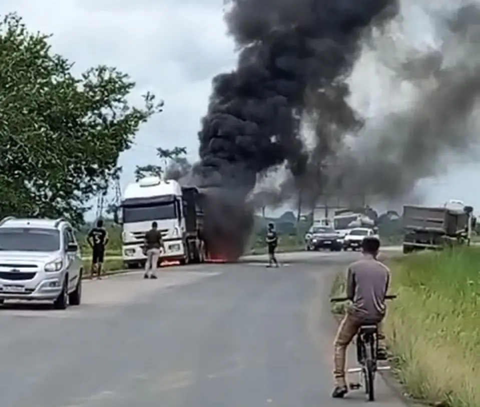 Caminhão pega fogo e é consumido rapidamente pelas chamas na BR-364
