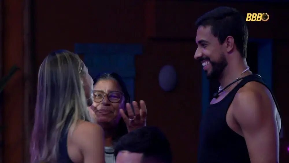 Delma vê Maike flertando com Renata e Giovanna durante a festa e alerta: ‘Você tem que pensar só em uma!’
