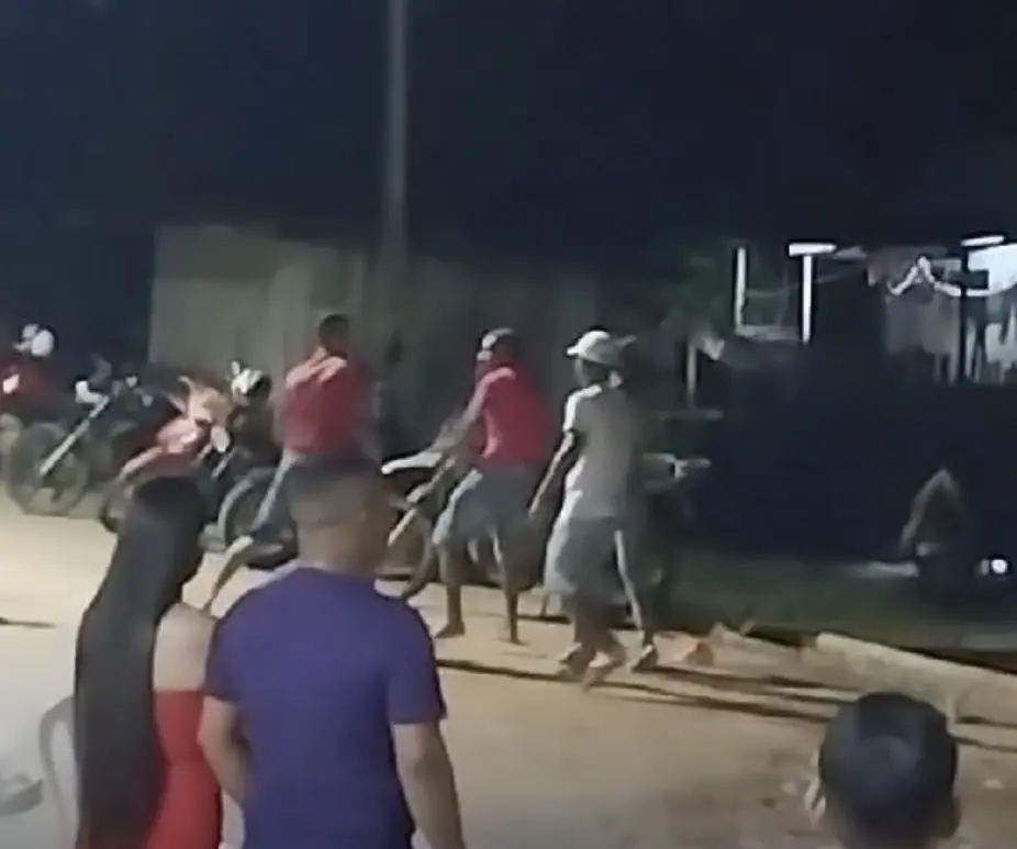 Vídeo mostra homem que morreu a pauladas no interior do Acre sendo agredido por várias pessoas