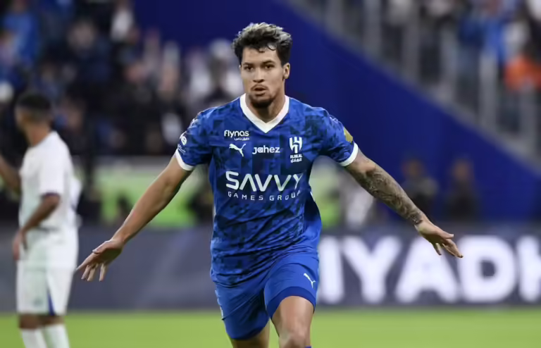 Al-Hilal goleia o Al-Fateh pelo Campeonato Saudita com três gols de Marcos Leonardo
