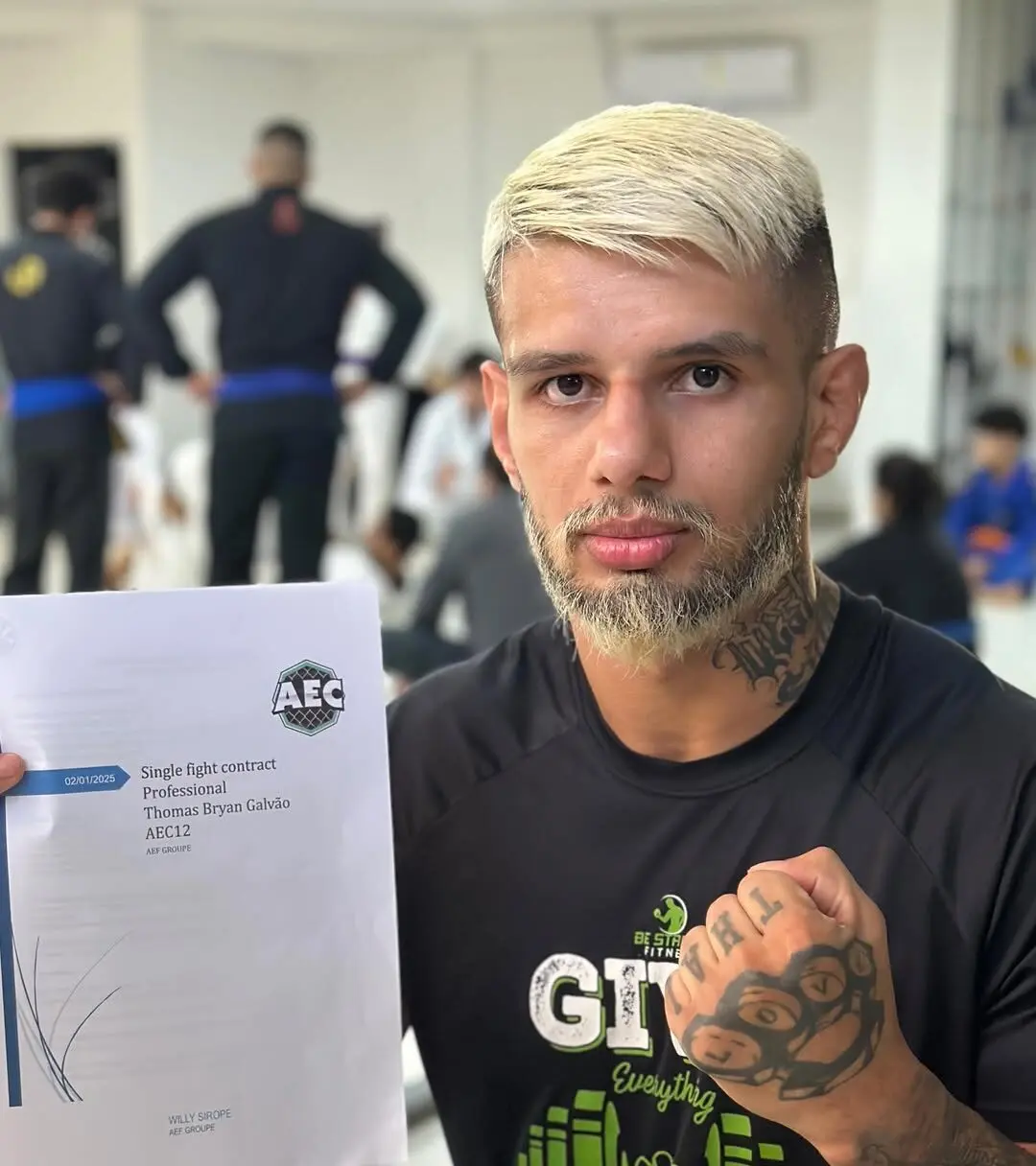 Após vencer cinturão no MMA, lutador assina contrato para representar o Acre na França