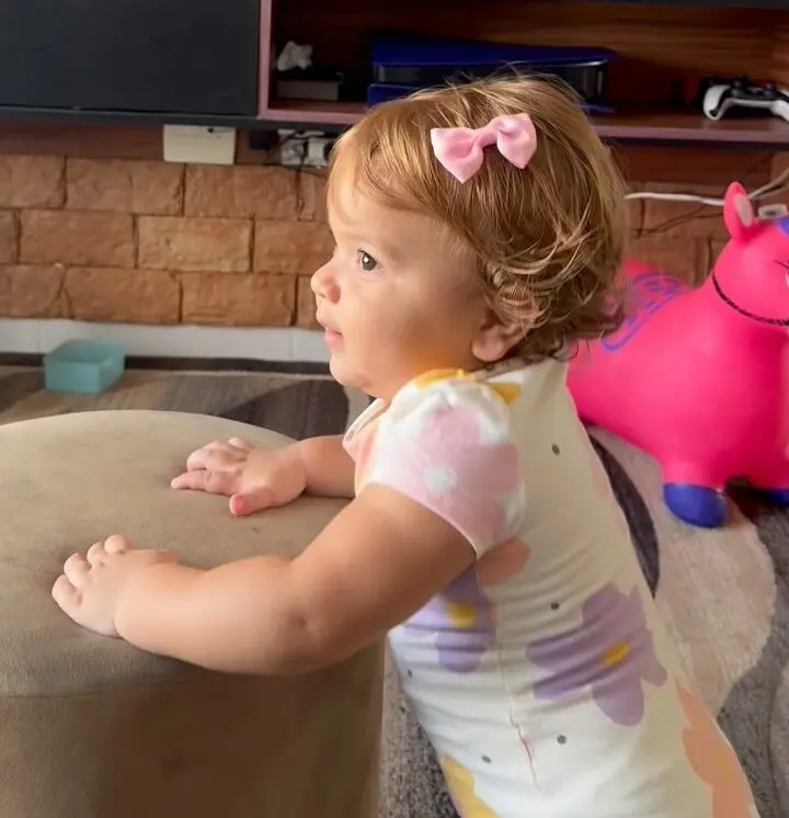 Fofura! filha de cantor acreano encanta ao dançar assistindo o pai cantar em programa de TV