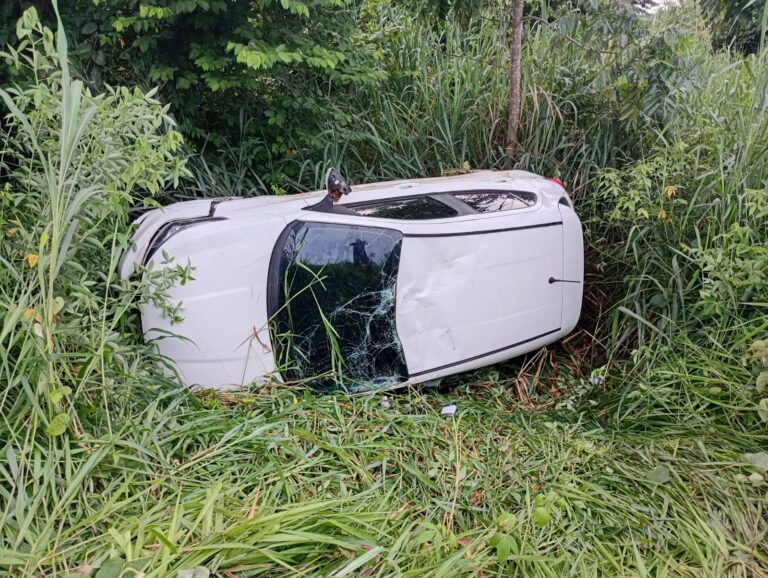 Veículo descontrolado sai da pista e capota na BR-364; veja o que se sabe