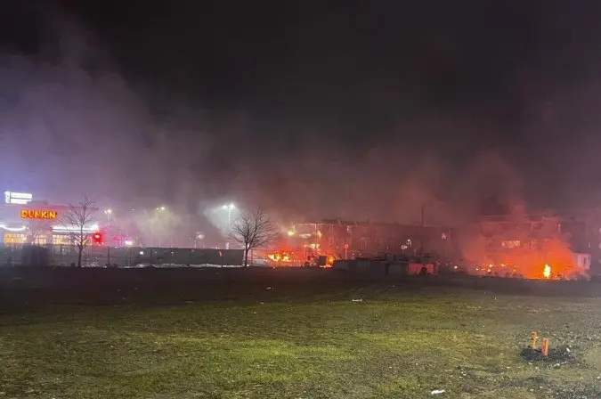 Avião cai em área urbana da Filadélfia e atinge carros e casas