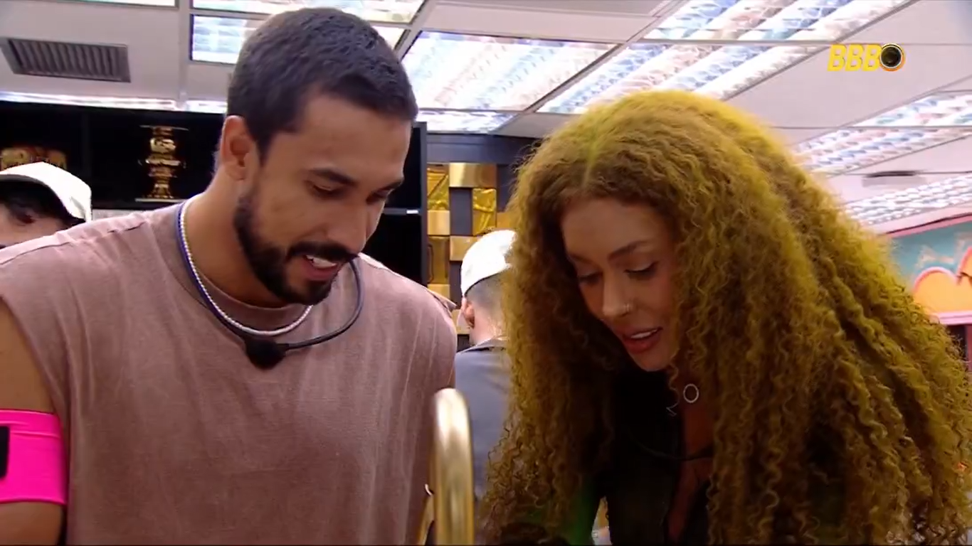 Temos o primeiro casal no BBB? Giovanna e Maike parecem ter se dado bem logo de cara