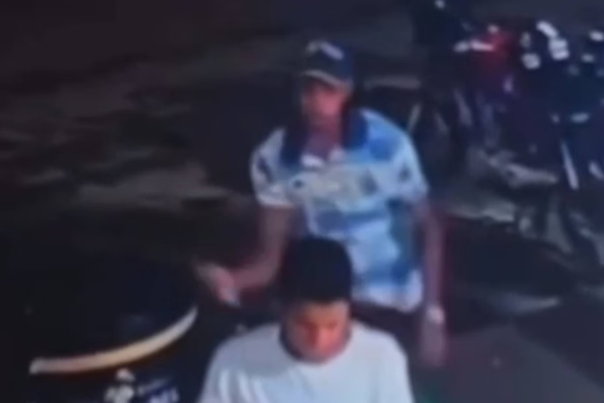 Imagens fortes: homem é atacado a facadas enquanto brincava com cão