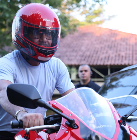 Gladson compartilha ‘rolê’ de moto nas redes sociais e diverte internautas