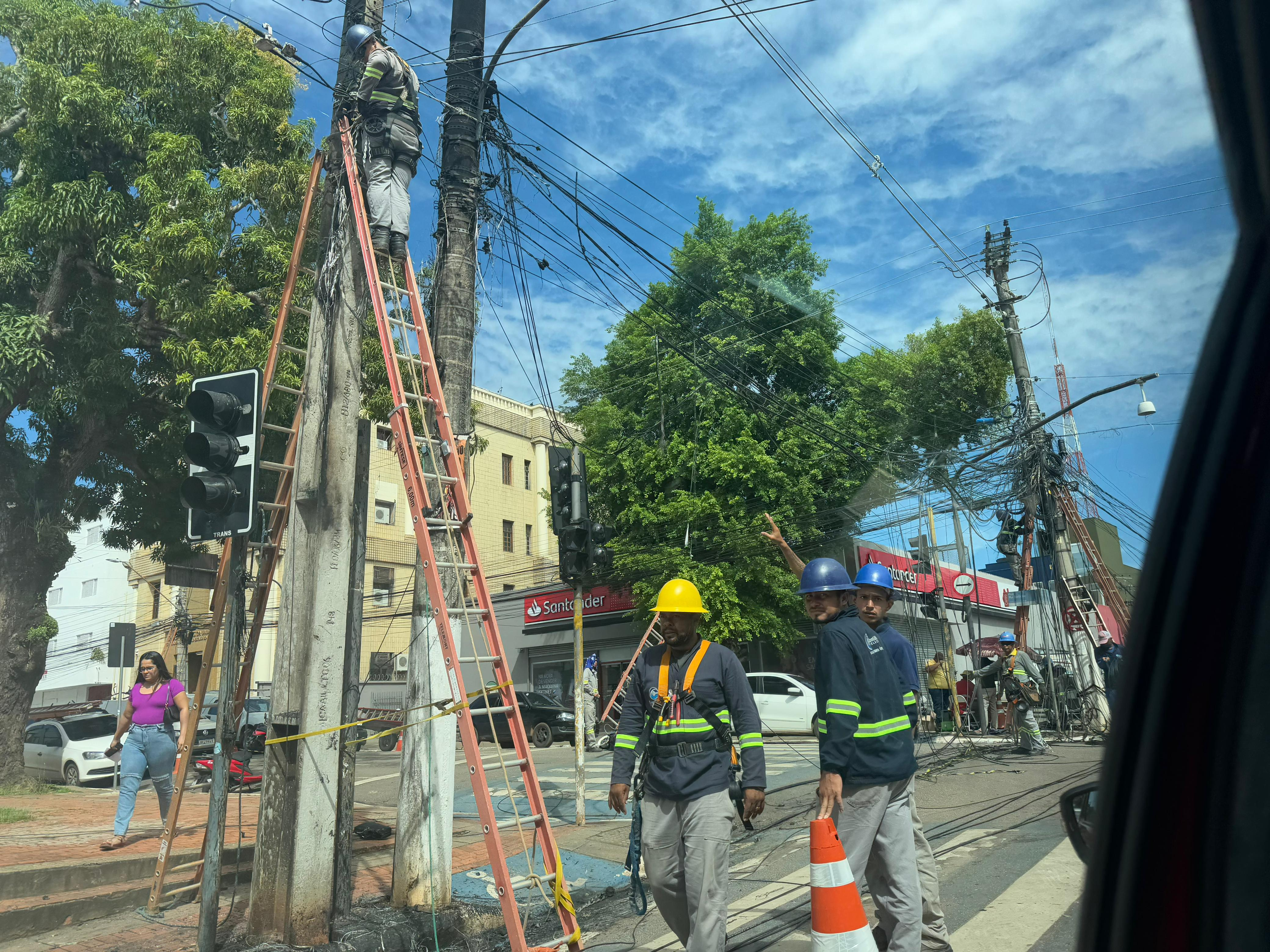 Furto de cabos elétricos causa curto-circuito, interrompe serviços e fecha vias em Rio Branco