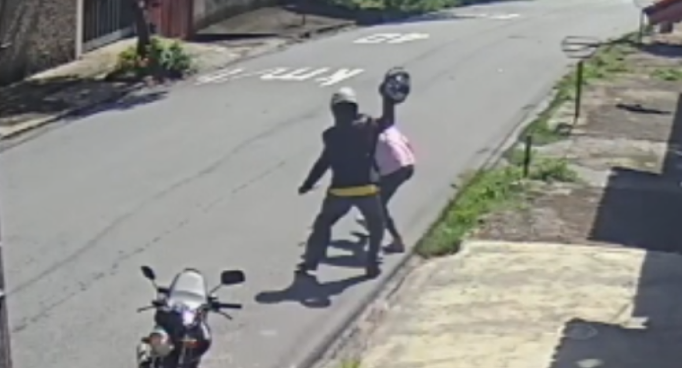 Vídeo: mulher a caminho do trabalho é assaltada, reage e é agredida por criminoso
