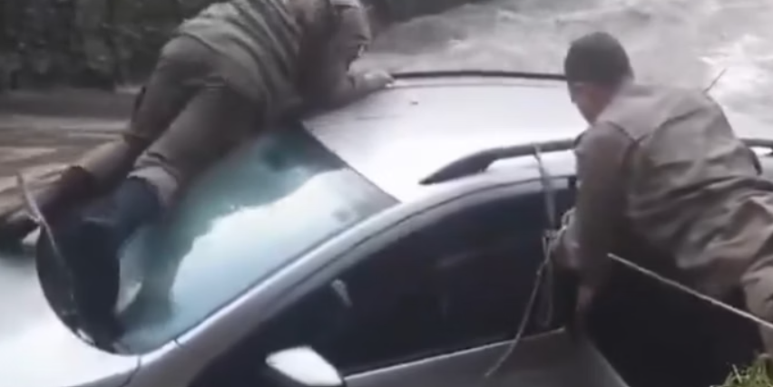 Policiais resgatam pessoas após carro cair no rio em Minas; veja vídeo