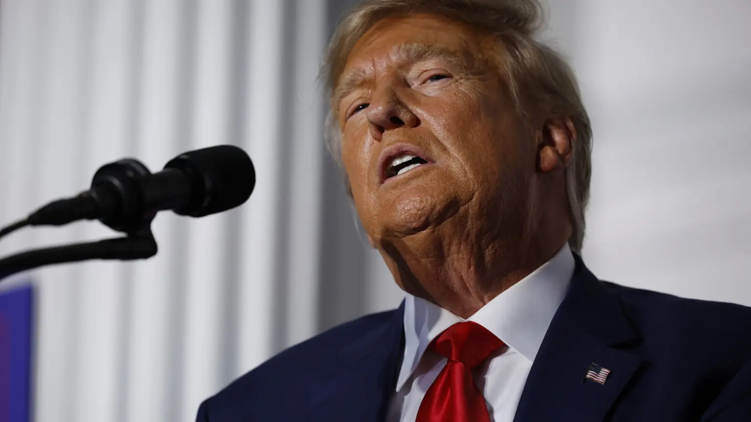Justiça dos EUA proíbe divulgação de relatório sobre supostos crimes de Trump