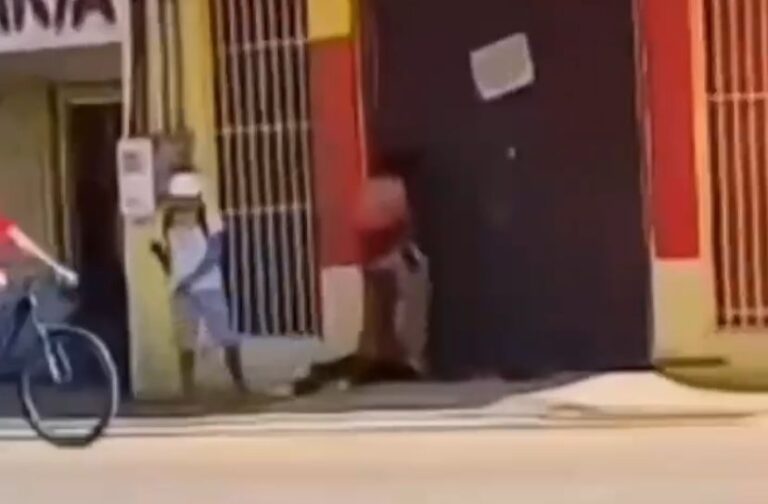 Casal em situação de rua é flagrado praticando sexo na Baixada da Sobral
