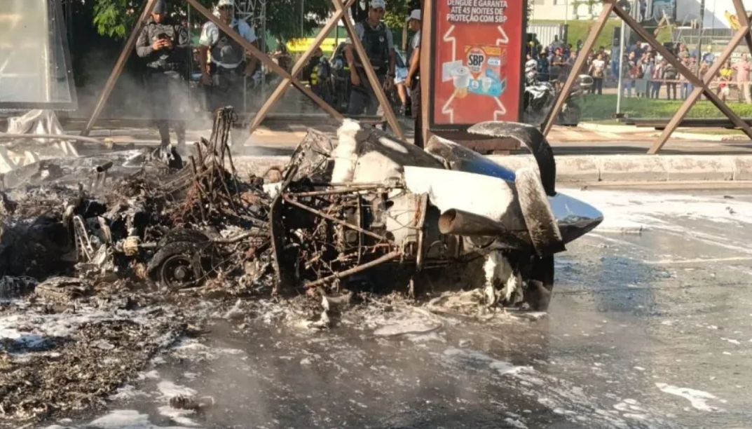 São 7 feridos durante queda de avião em SP; veja reação das pessoas em ônibus