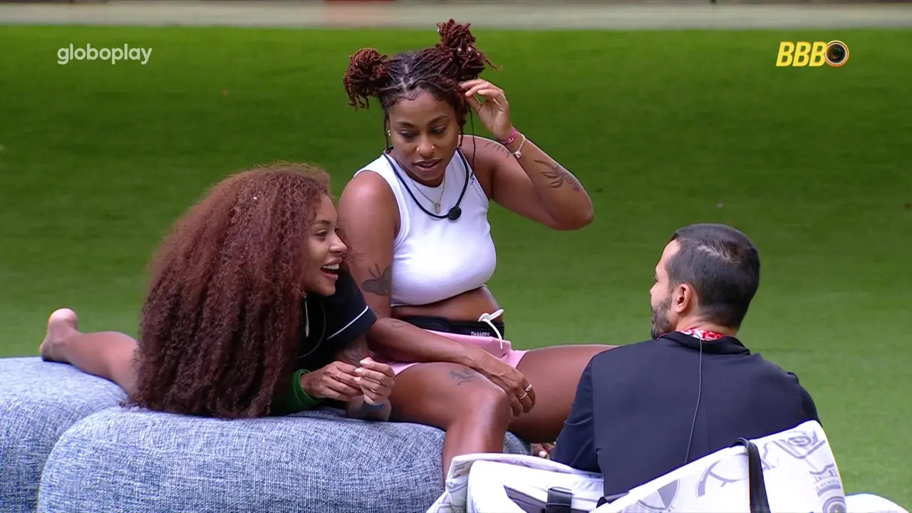 BBB 25: Giovanna, Thamiris e Mateus comentam sobre a possível reação de Eva e Renata ao beijo entre Giovanna e Maike