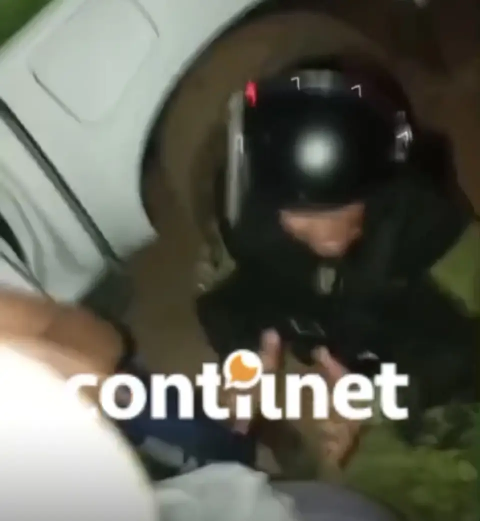 Protesto na Bolívia termina em confronto violento com policiais; manifestantes incendiaram viaturas e atacaram agentes
