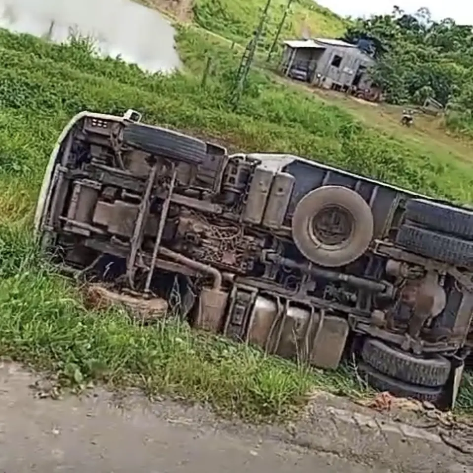 Carreta tomba em rodovia de município no interior do Acre neste domingo
