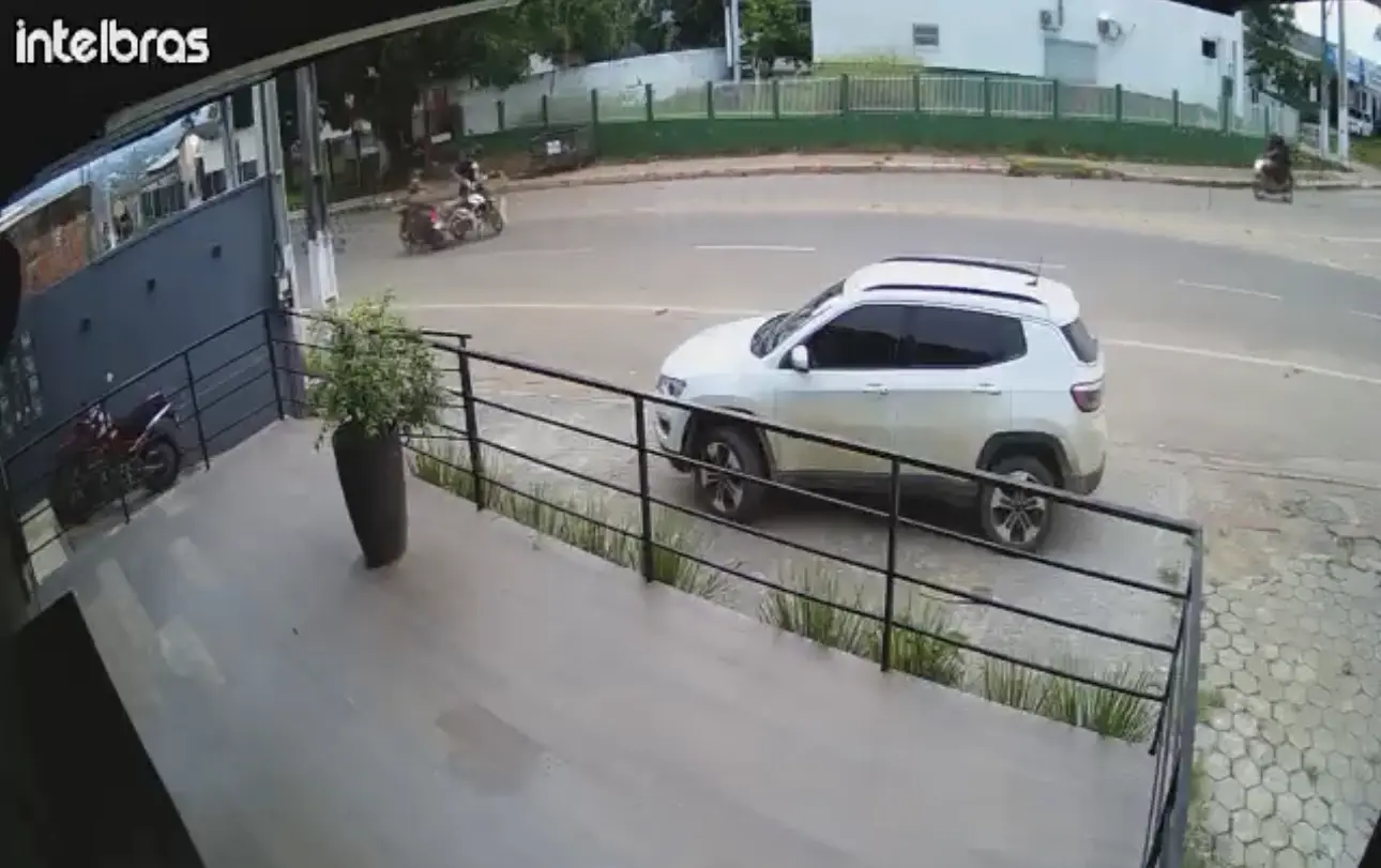 Vídeo mostra colisão grave entre duas motos em cidade do interior do Acre; vítimas foram parar no hospital