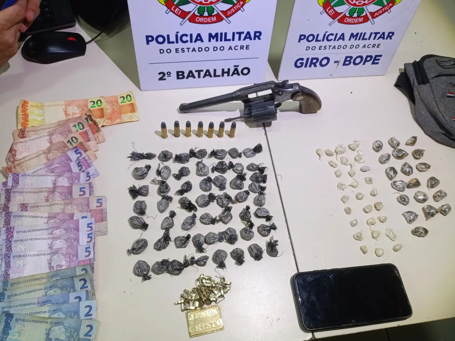 Adolescente é apreendido com arma e drogas em Rio Branco