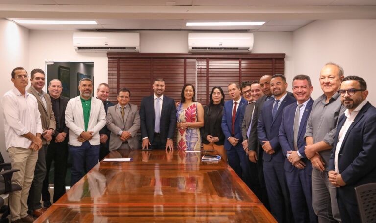 Nicolau coordena reunião da base do governo em visita de Mailza Assis na Aleac