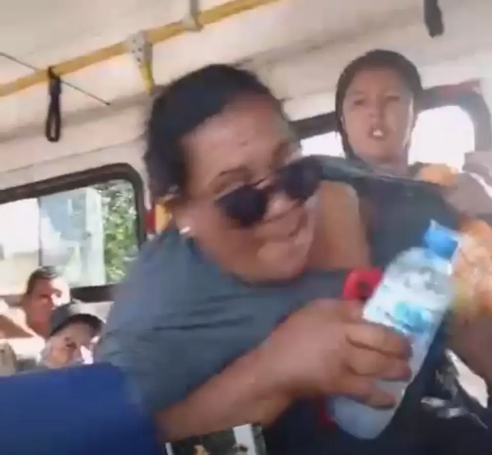 Vídeo de mulheres brigando dentro de ônibus de linha em Rio Branco repercute nas redes sociais; veja