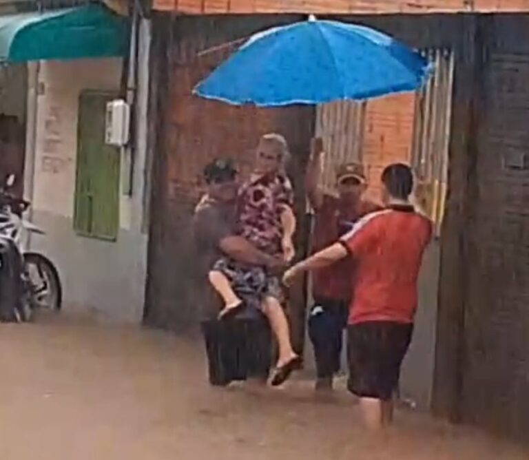 Famílias atingidas por enxurradas em Rio Branco deixam abrigos e retornam para casa