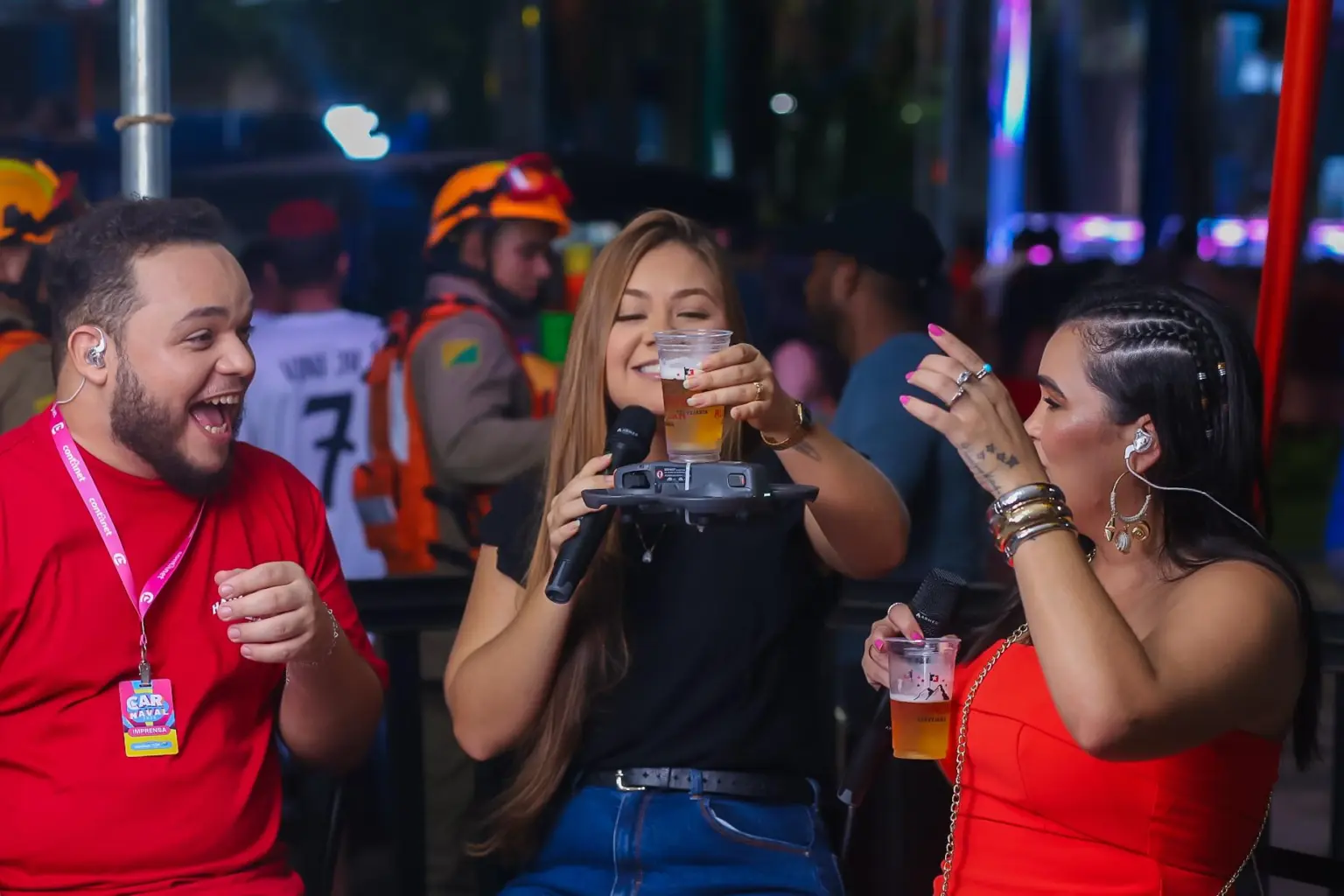 Altaneira inova no Carnaval e cerveja gelada chega ‘voando’; conheça o drone garçom