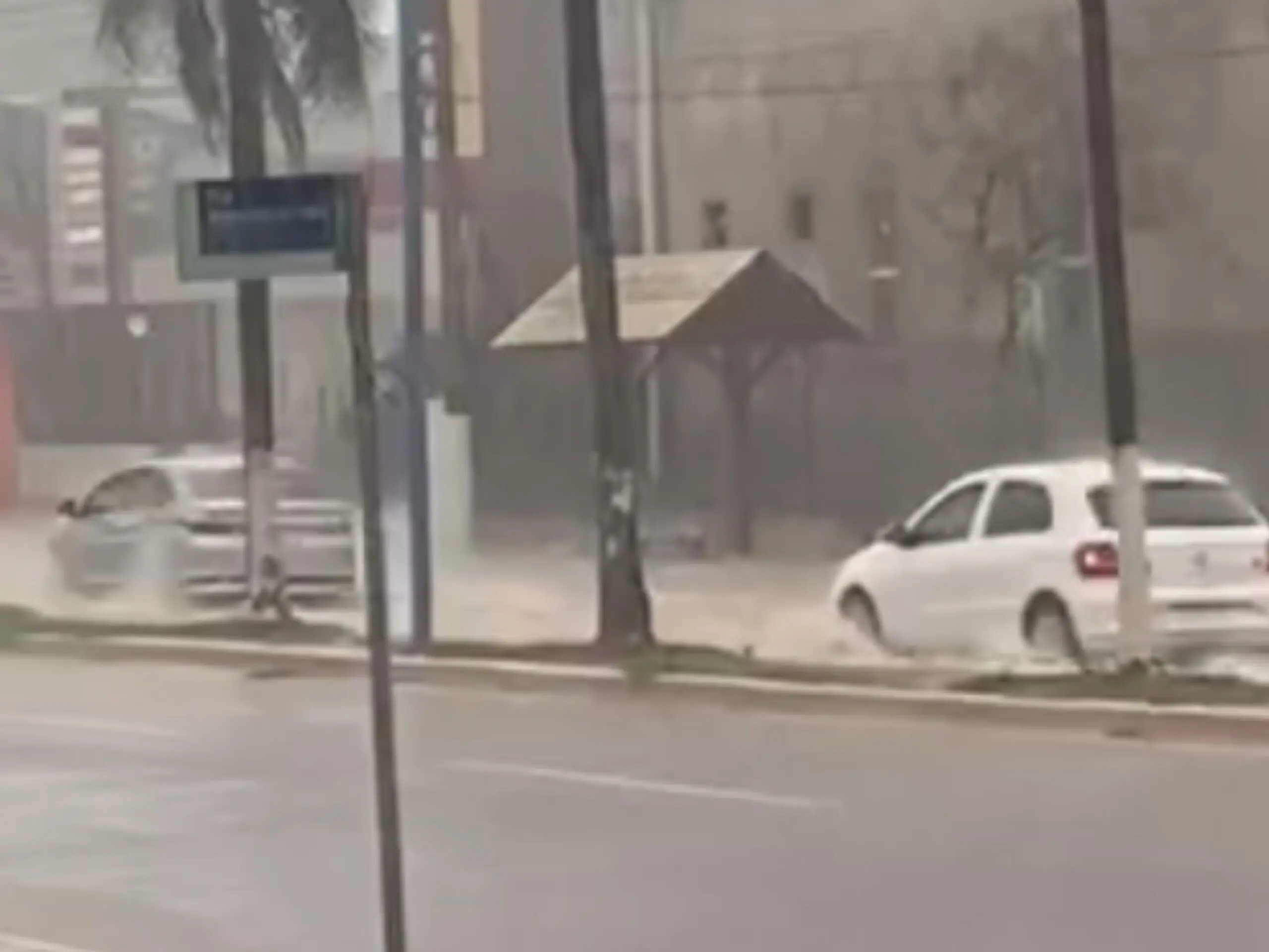 Avenida Ceará fica coberta por água após forte chuva que atingiu Rio Branco; VÍDEO