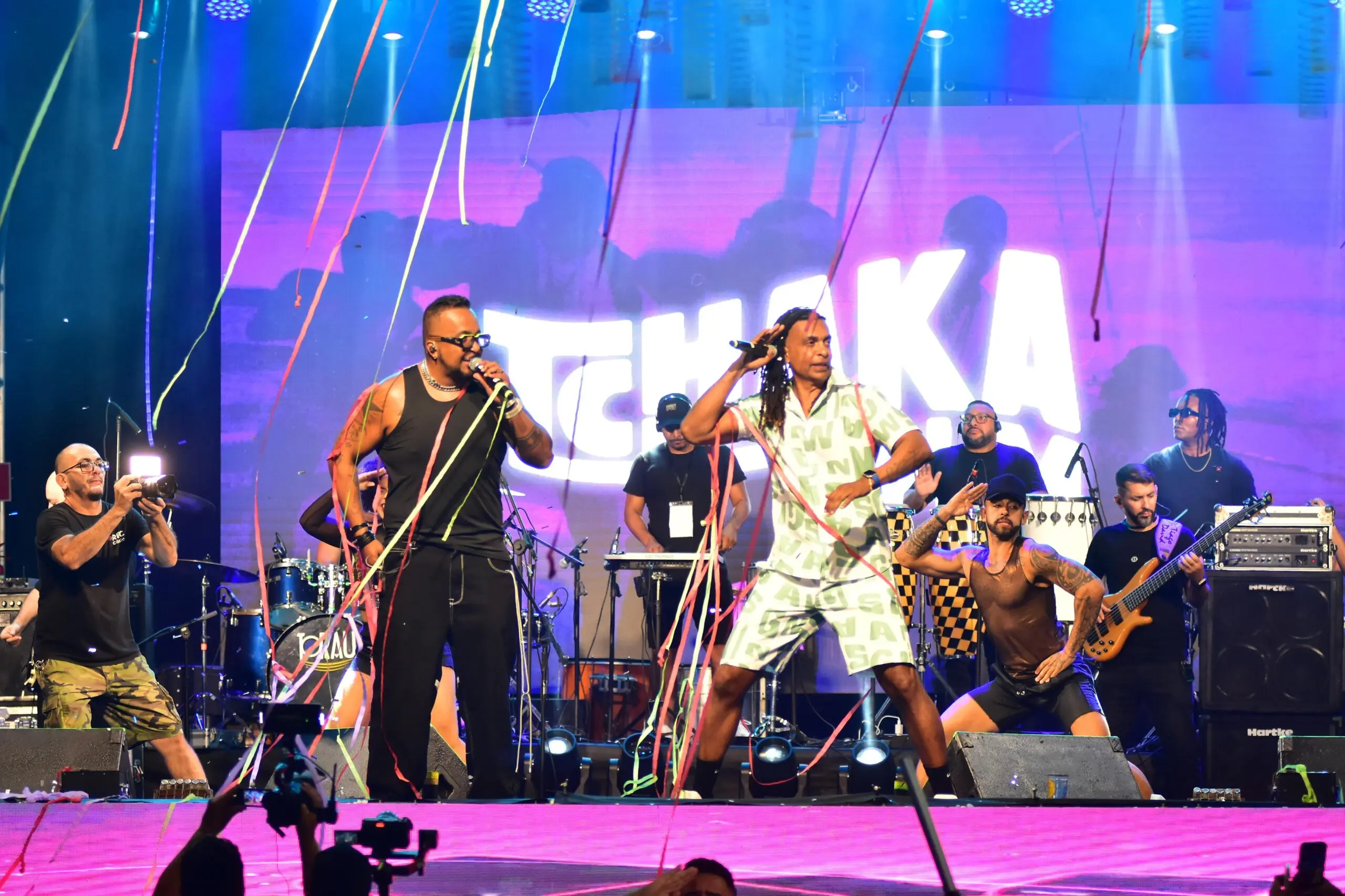 Com escolha da realeza e show do Tchakabum, primeira noite de Carnaval agita foliões; FOTOS
