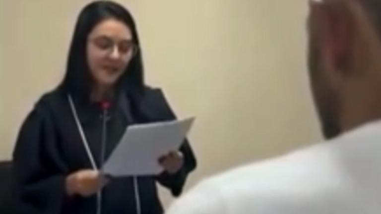 JuĂza quebra protocolo e lĂȘ carta emocionante a vĂtima de feminicĂdio