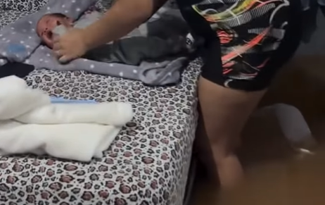 Bebê recém-nascido é retirado de casa alagada após fortes chuvas em Rio Branco