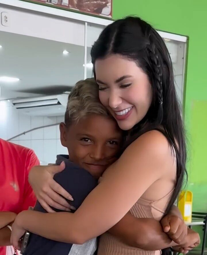Rogéria Rocha emociona ao ajudar criança: “Se não vivo pra servir, não sirvo pra viver”