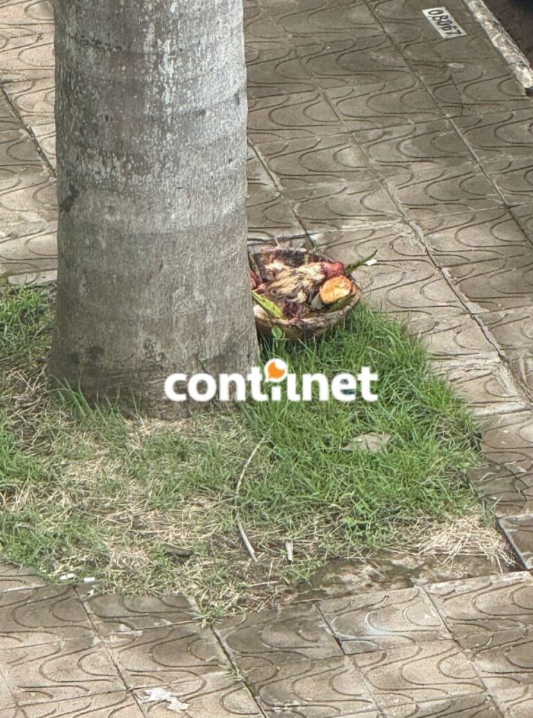 Homem deixa despacho com galinha e pescoço em frente ao Ministério Público do Acre