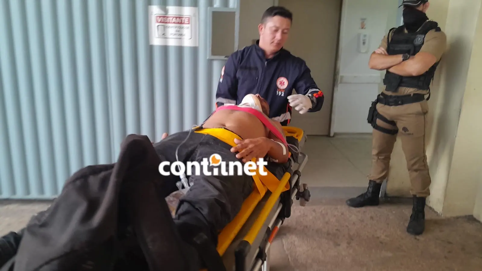 Trabalhador cai de uma altura de 5 metros após escada destravar em obra; ele foi levado ao PS